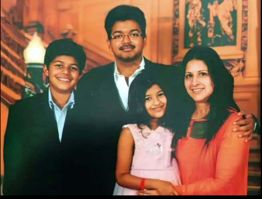 vijay sangeetha family image